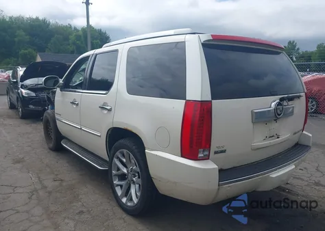 2010 Cadillac Escalade Luxury z USA, uszkodzony, nr VIN 1GYUKBEFXAR101977